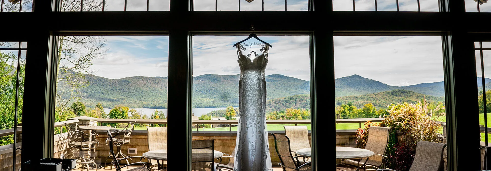 https://mountaintopinn.com/wp-content/uploads/2022/01/Mountain_Top_Resort_Jewelview_weddingdress_EricBrushett_2kx1k-e1688403562182.jpg