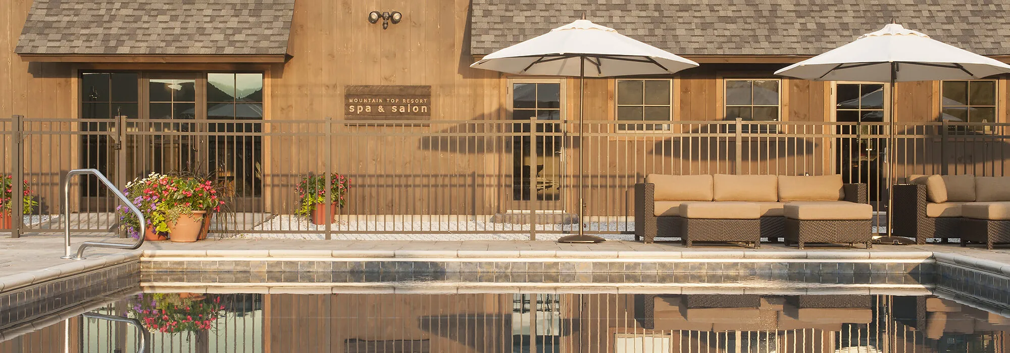 https://mountaintopinn.com/wp-content/uploads/2022/01/Mountain_Top_Resort_pool_towardspa_Joanne-Pearson_2kx1k-e1688997515158.jpg