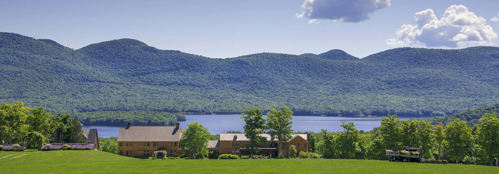https://mountaintopinn.com/wp-content/uploads/2022/02/Mountain_Top_Resort_summer_lodge_view_GaryHall_2kx1k_rev-e1688157114524.jpg